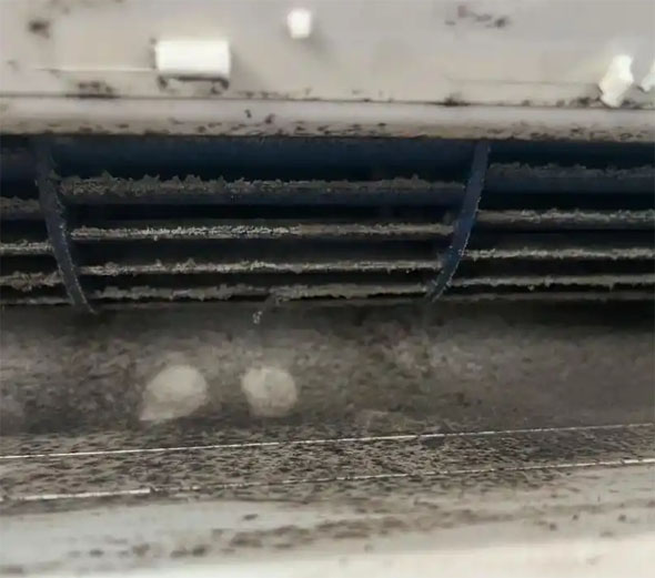 魏都空调吹的风有股烧焦味是怎么回事